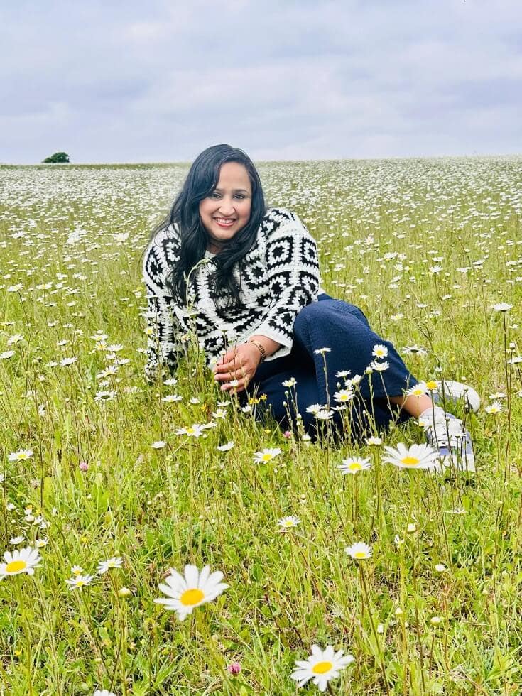 Sajini-Ponmala-with-daisies
